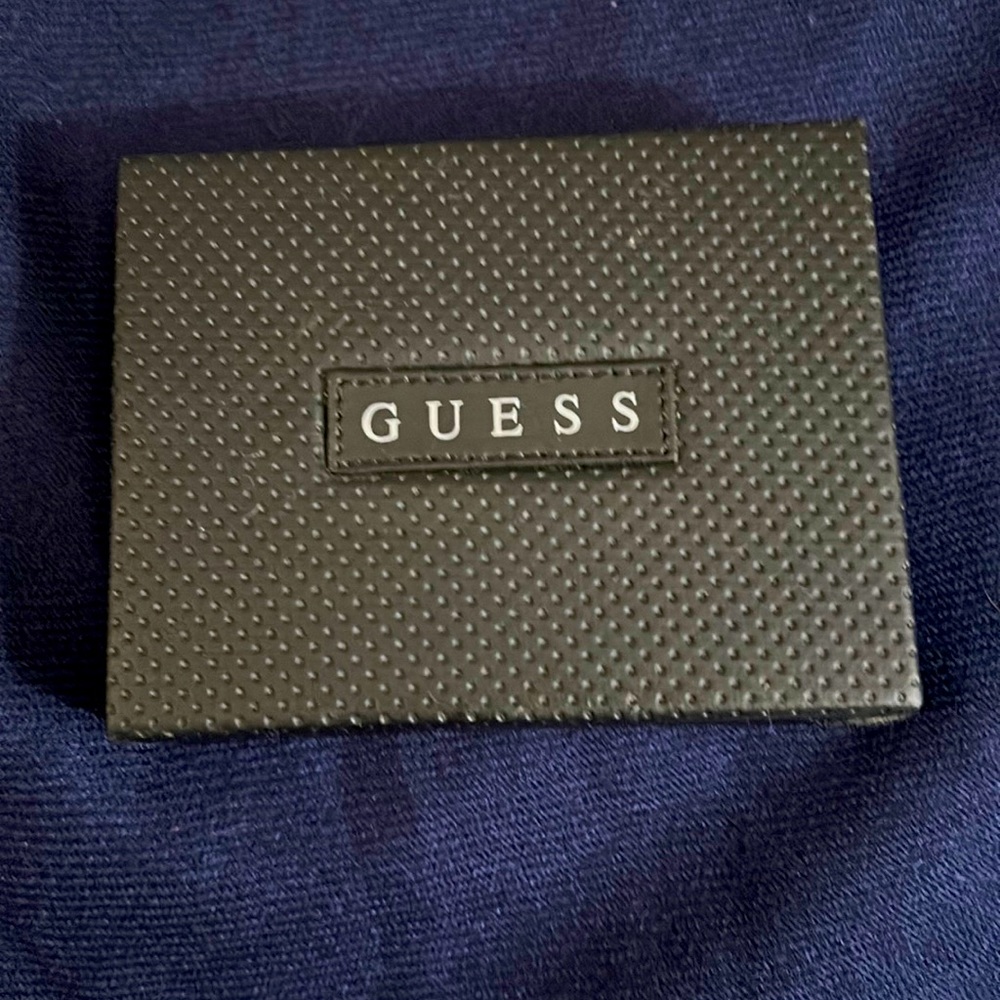 Guess men’s wallet